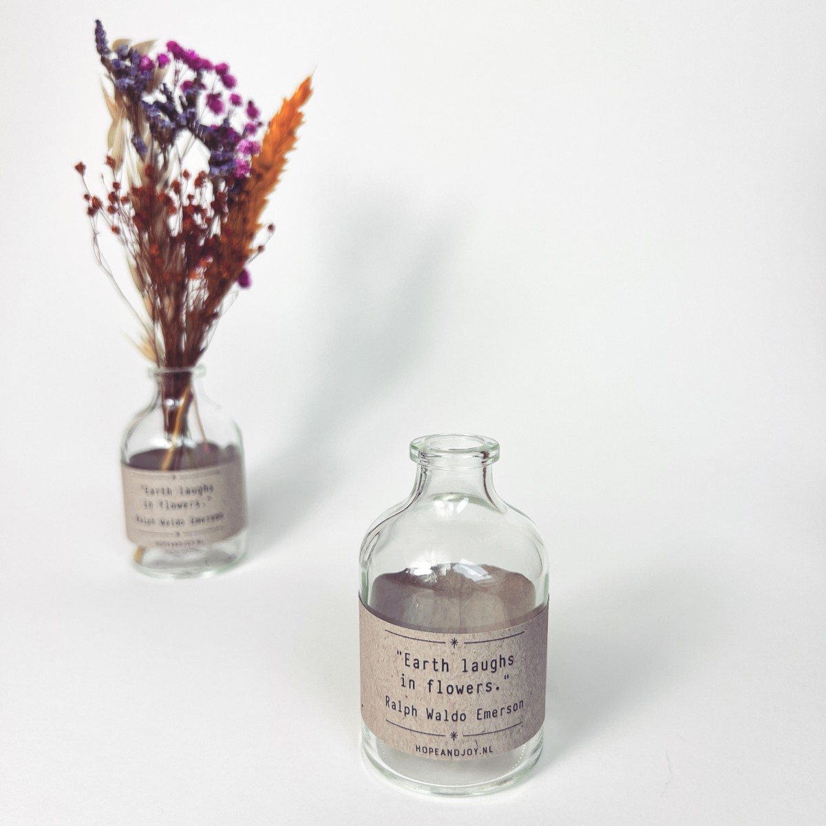 VAASJE MET DROOGBLOEM BOEKETJE